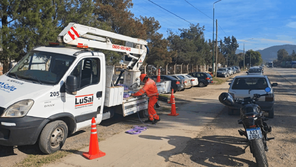 Obra de Lusal (03/04 al 24/06/2025), gestionada por la Comisión Directiva y la Municipalidad de Salta. Se repotenció a LED fría, mejorando visión y seguridad.