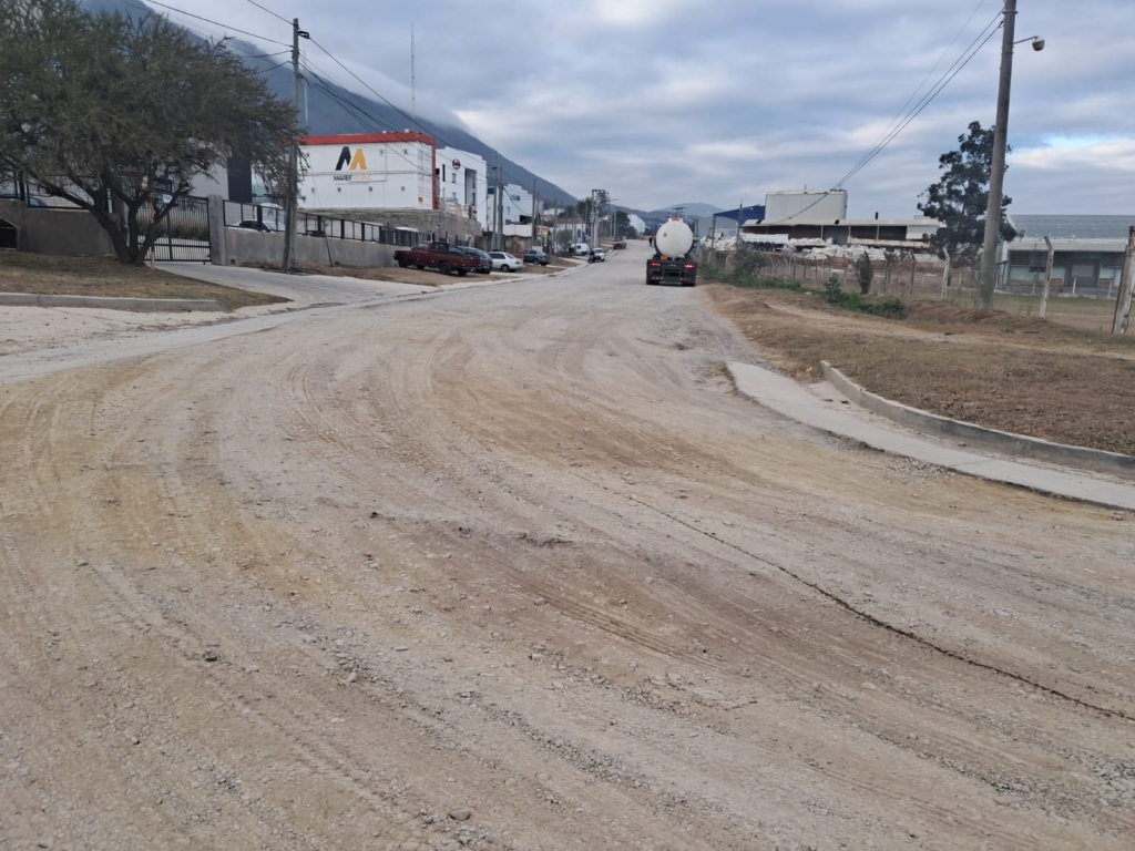 Pavimentación de calles 2, 3 y 7: obra realizada del 23/06 al 08/07 mediante convenio entre el Ente (interventor Carlos Mateo) y la Comisión Directiva de APIS.